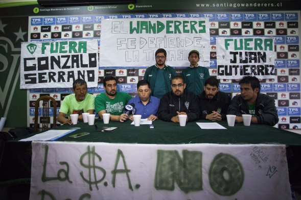 Hinchas de Santiago Wanderers depusieron toma de la sede del club en Valparaíso