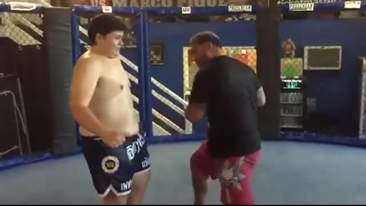 Así es un puñetazo en el estómago dado por un peso pesado de la UFC