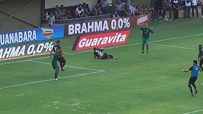 Atacante brasileño abrazó al árbitro por cobrar un penal