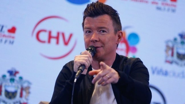 Rick Astley bromeó sobre Alexis Sánchez: Está en el club equivocado