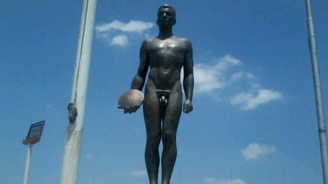 Hinchas “vistieron” al “Pilucho” del Estadio Nacional