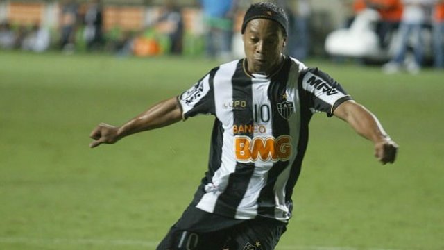 10 golazos de Ronaldinho en su cumpleaños número 36