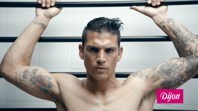 Mark González muestra su atrevida faceta de modelo de ropa interior