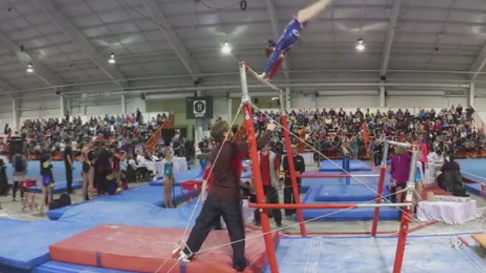 Entrenador de gimnasia salvó con máximo estilo a su alumna de grave caída