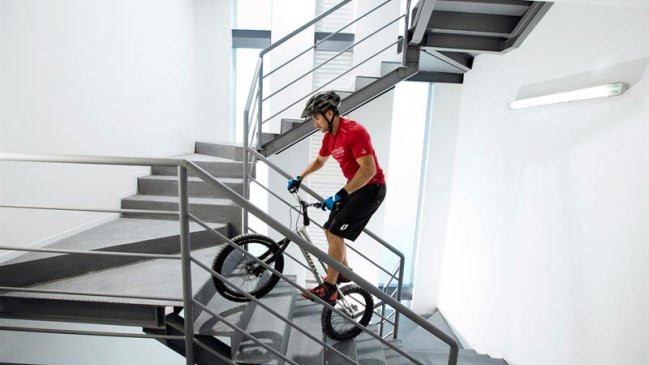 El mexicano David García rompió Récord Guinness de subir escalones en bicicleta
