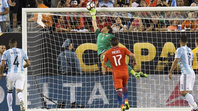 ¡A lo “Cóndor” Rojas! La increíble tapada de Bravo ante Argentina