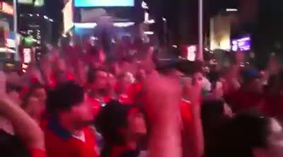 La emocionante entonación del himno chileno en Times Square