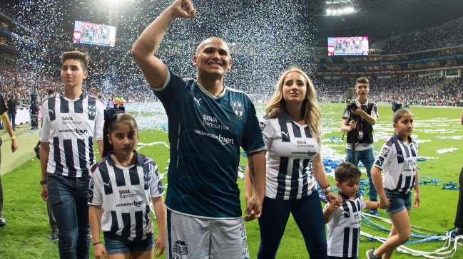 El emotivo homenaje de los hinchas de Monterrey a Humberto Suazo