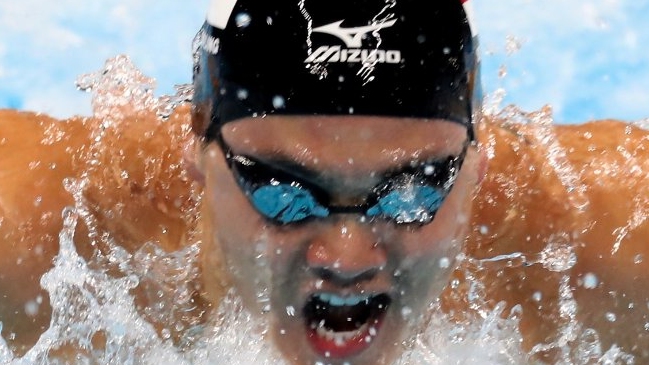 Nadador de Singapur ganó en los 100 metros mariposa con récord olímpico y por sobre Phelps