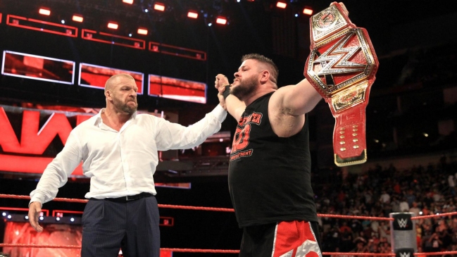 Kevin Owens conquistó el título Universal de la WWE con ayuda de Triple H