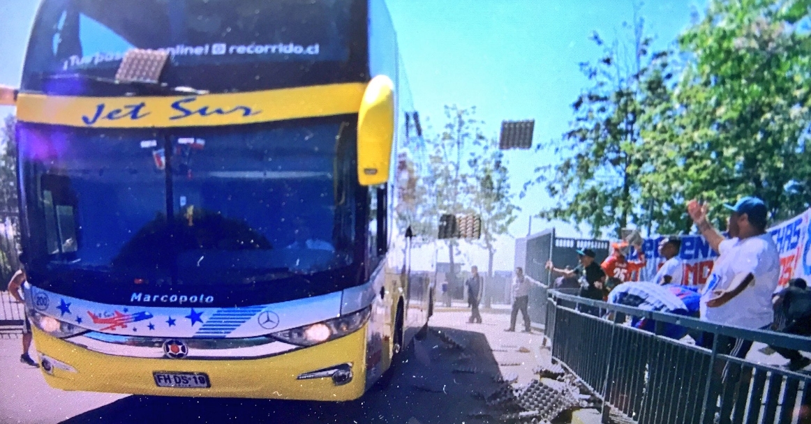 Así fue la funa que realizaron hinchas de la U a jugadores en el CDA