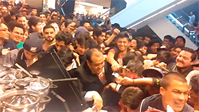 Visita de Seth Rollins a mall de Santiago terminó con saqueos y destrozos