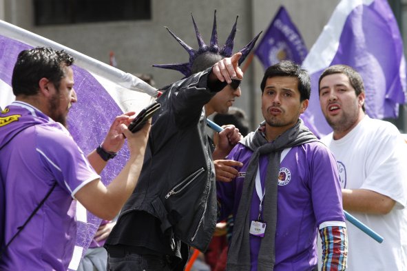 Hinchas de Deportes Concepción realizaron masiva marcha en las calles de la ciudad