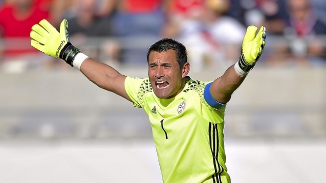 Justo Villar atajó un penal a Sergio Agüero en el triunfo de Paraguay sobre Argentina