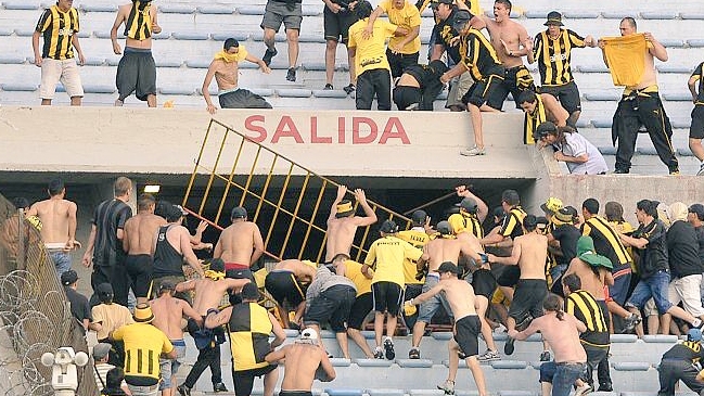 Violentos incidentes obligaron a suspender el clásico uruguayo entre Peñarol y Nacional