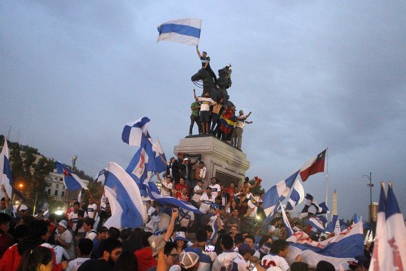Hinchas de Universidad Católica celebraron el bicampeonato en Plaza Italia