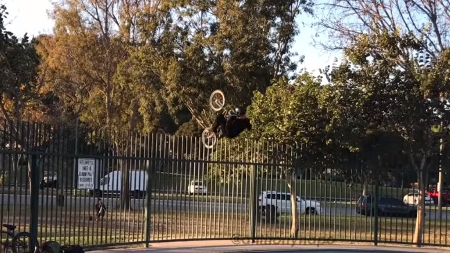 La increíble salvada de un deportista extremo en una reja