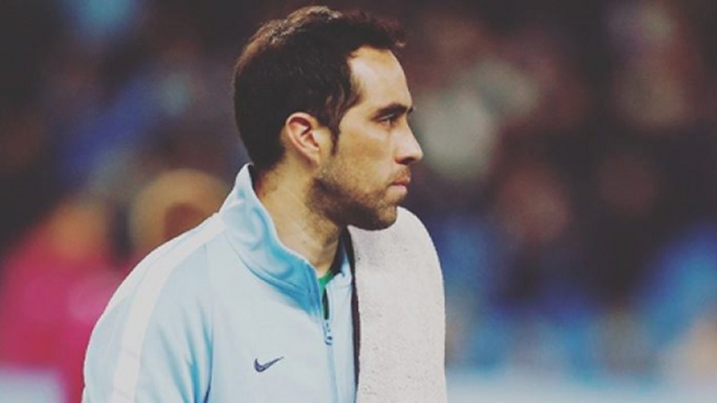 El aplaudido gesto de Claudio Bravo con un pequeño hincha de Manchester City
