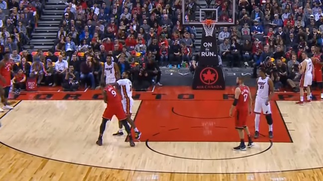 Jugadores de la NBA se pelearon en pleno partido