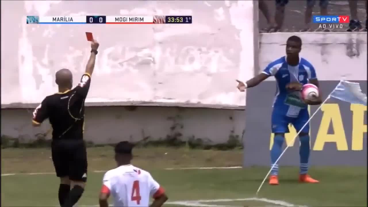 Brasileño fue expulsado por gestos obscenos y explicó que el rival insultó a su madre fallecida