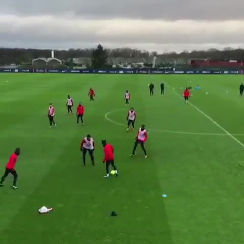 Neymar se lució con increíble truco en entrenamiento de Paris Saint-Germain