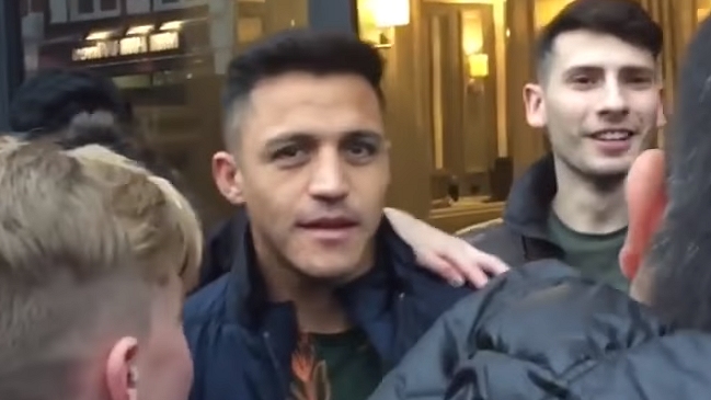 ¿Fue un sí? El comentado gesto de Alexis al ser consultado sobre su futuro