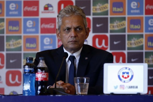 Reinaldo Rueda posó con la chaqueta que lo acredita como el técnico de la Roja