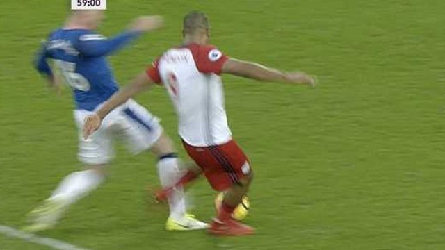 La conmoción de Salomón Rondón tras lesionar a un rival en Inglaterra