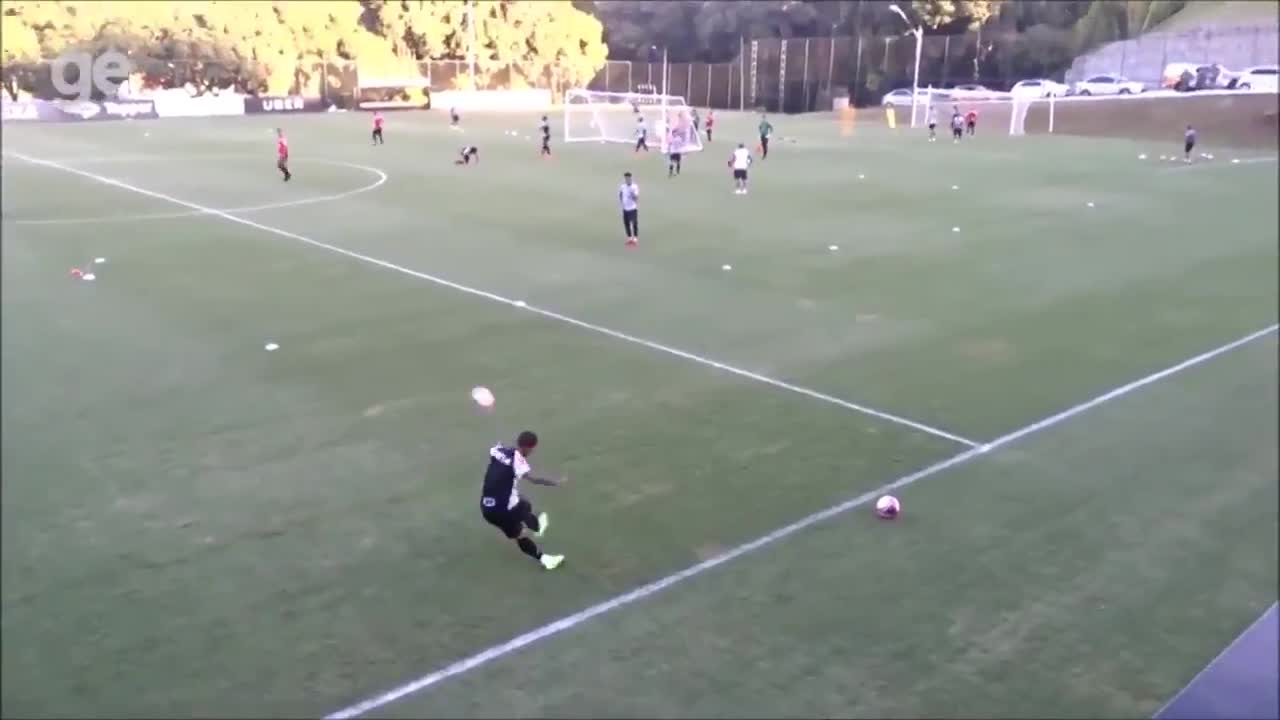 Rómulo Otero lució su clase en un entrenamiento de Atlético Mineiro