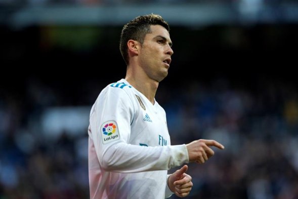 Cristiano Ronaldo sufrió un corte y usó un teléfono para ver su estado