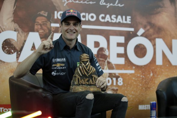Ignacio Casale exhibió el trofeo ganado en el Rally Dakar 2018