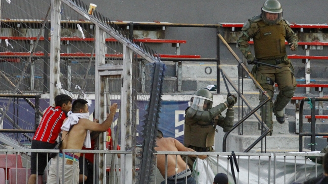 Hinchas de Colo Colo y S. Wanderers empañaron la Supercopa con enfrentamientos en las tribunas