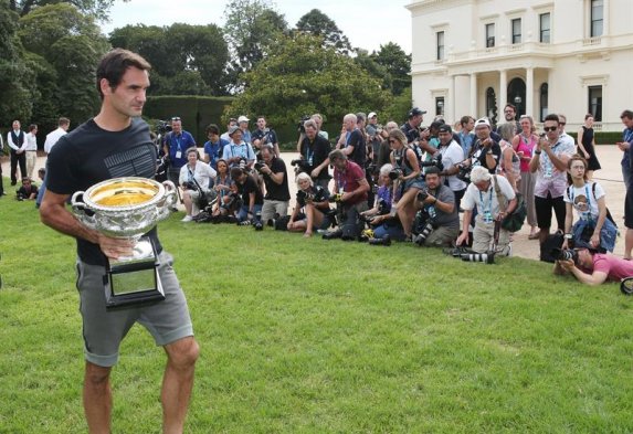Roger Federer lució su sexto trofeo del Abierto de Australia