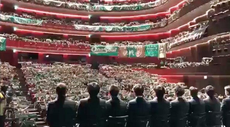 Hinchas de un club japonés recibieron a los refuerzos con la canción “Beso a Beso”