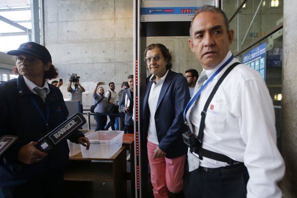 Aníbal Mosa llegó al Centro de Justicia para presentar una doble demanda