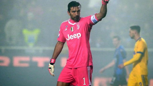 Gianluigi Buffon se lució tras tapar un penal en la Copa Italia