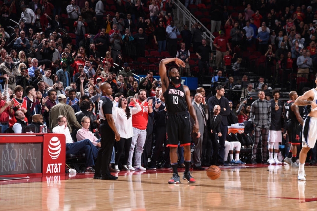 James Harden hizo historia con 60 puntos en un triple-doble
