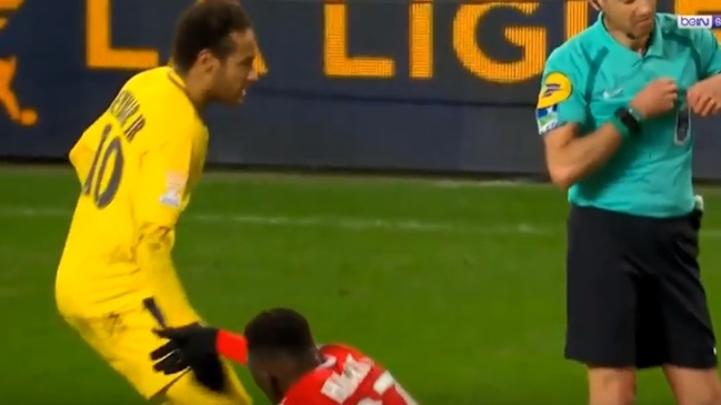 Neymar generó polémica al burlarse varias veces de sus rivales