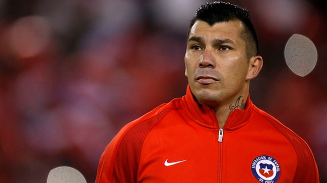 Gary Medel recibió las “prometidas” camisetas de la UC