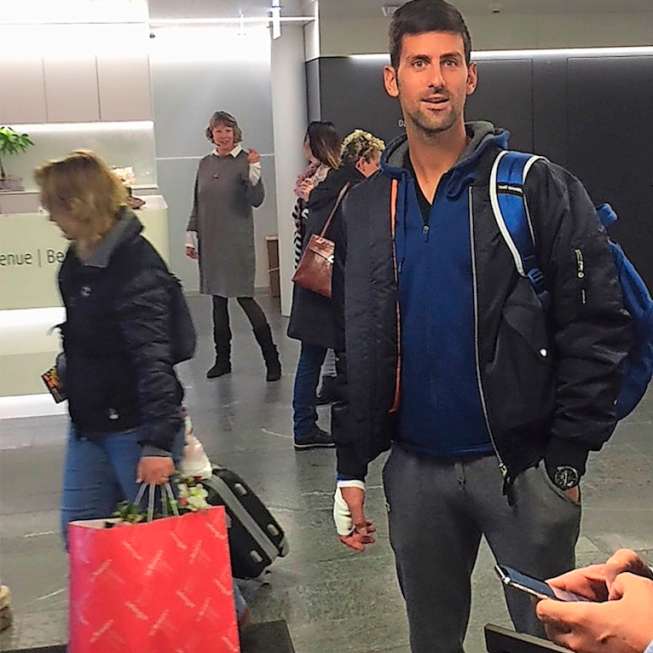 Novak Djokovic fue sorprendido saliendo de clínica tras una presunta operación en la mano