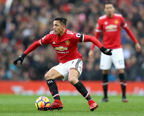 Hinchas de Manchester United le dieron la bienvenida a los perros de Alexis