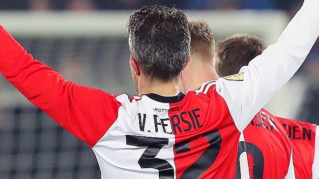 Robin van Persie marcó su primer gol en el regreso a Feyenoord