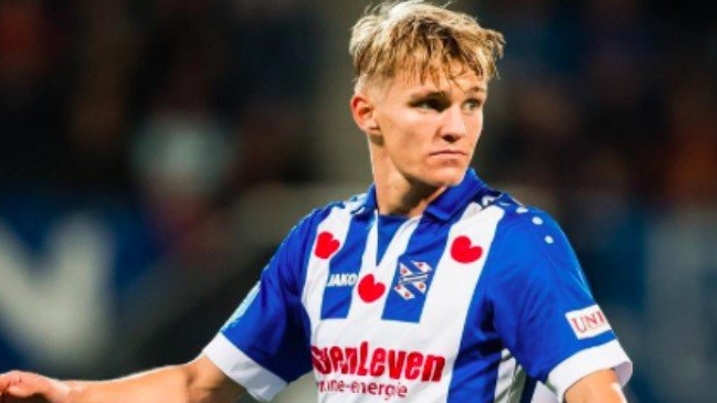 Martin Odegaard recordó a Ronaldinho con un increíble túnel precedido por un látigo