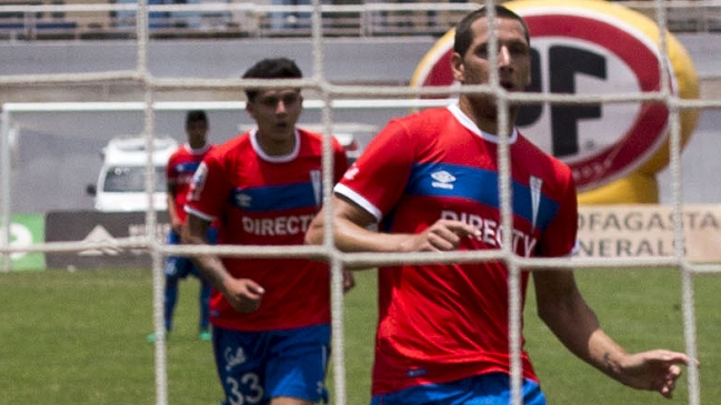Luciano Aued anotó desde el punto penal y abrió la cuenta entre Universidad Católica y Curicó Unido