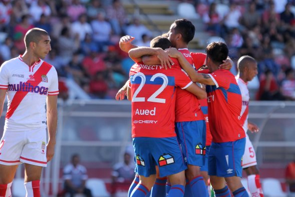 Universidad Católica se impuso como visita a Curicó Unido y alcanzó la cima del torneo