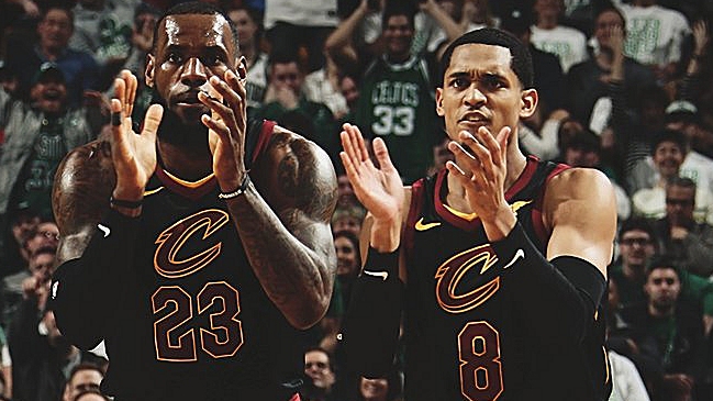 Lebron James y los nuevos Cavaliers vencieron a Boston Celtics y frustraron el día de Pierce