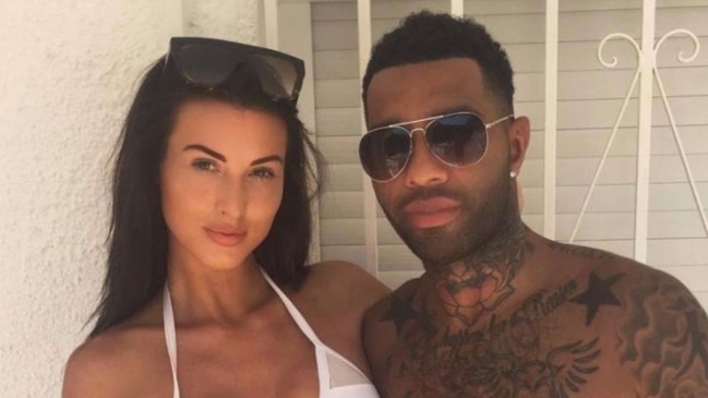 Despidieron a ex seleccionado inglés por protagonizar video erótico