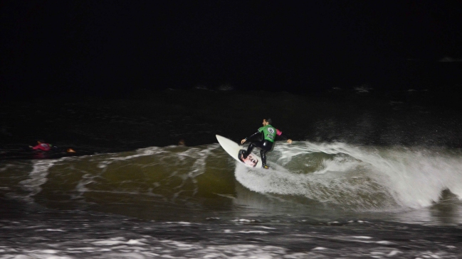 Camilo Hernández se lució en primera fecha de la liga de surf nocturno en Reñaca