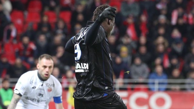 OGC Niza denunció gritos racistas contra Mario Balotelli