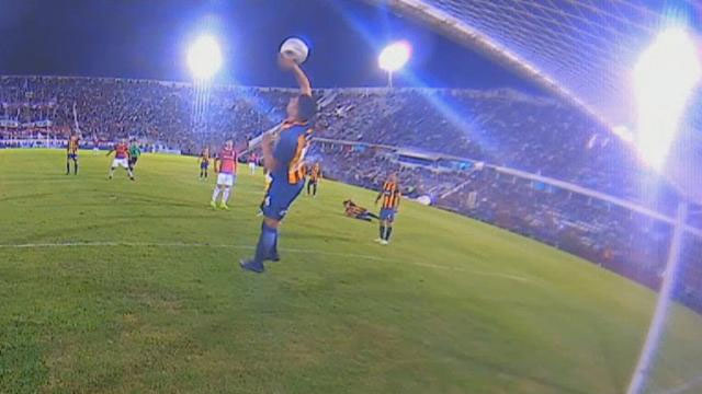 Volante de Rosario Central “se vistió” de arquero y evitó un gol en la liga argentina